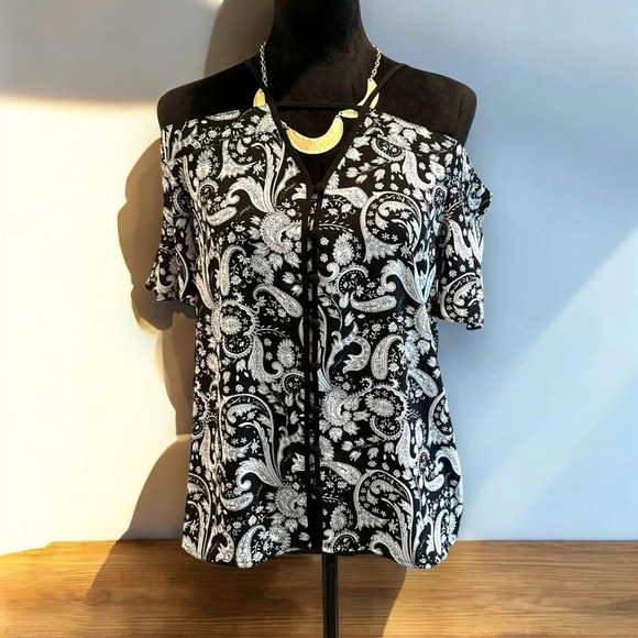 Express Paisley Cold Shoulders Top Short Sleeves Black White Sz Med Button Front - Picture 1 of 8